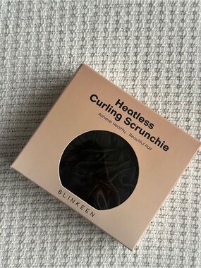 Heatless Curling Scrunchie in Black